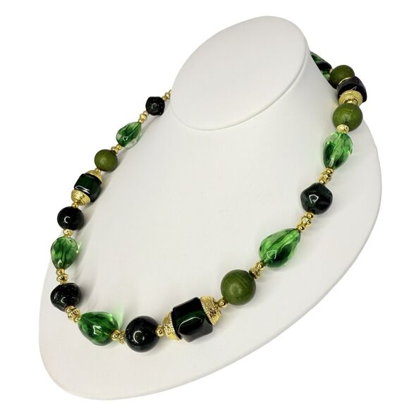 Vintage Green Glass Beaded Necklace 30" Gold Tone Lucite Classic - Picture 4 of 11